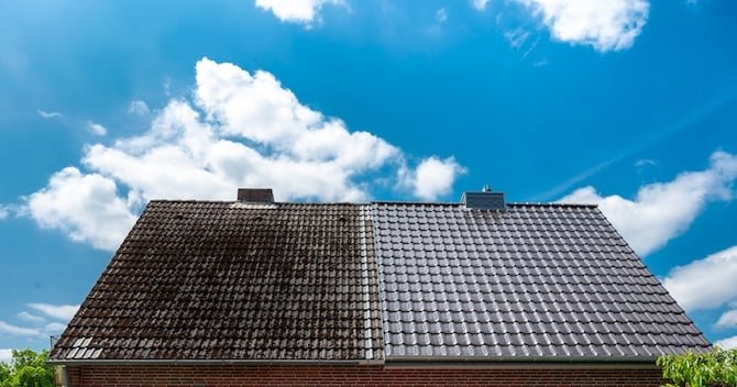 Dak-reinigen voor - na dakreiniging