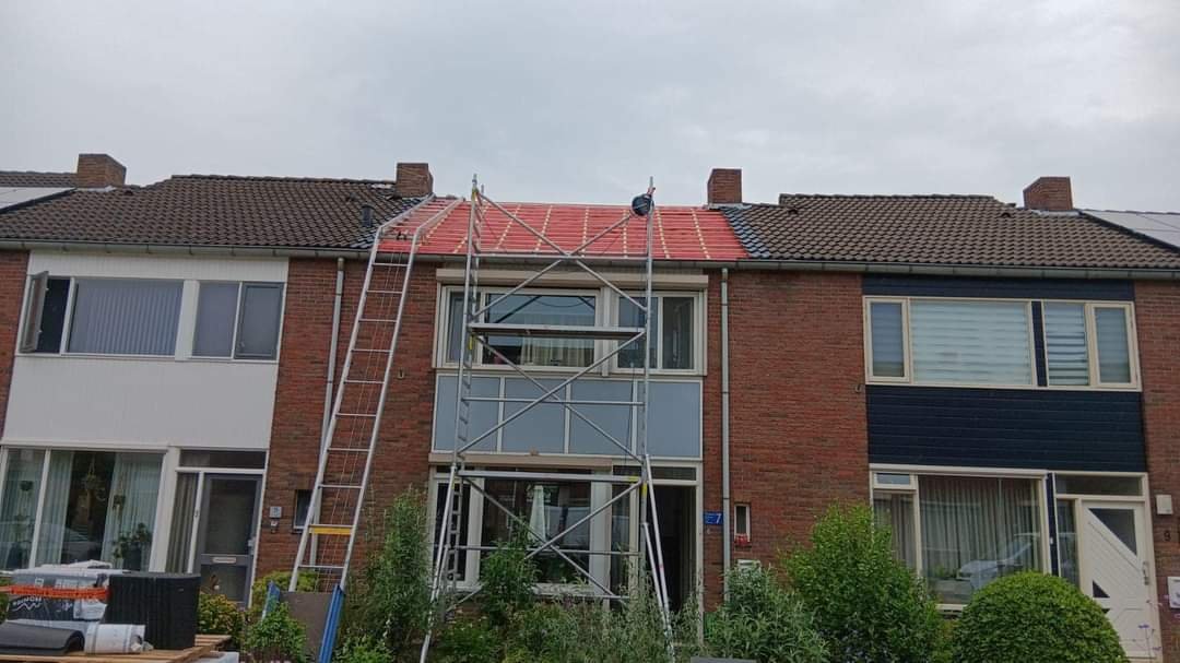 FB_IMG_1724659935954 pannendak renovatie voor plaatsing nieuwe dakpannen klant